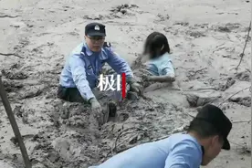 两个花季少女深陷淤泥，危急时刻“啃泥民警”舍身救人图片