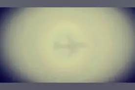 视频｜自然奇观 飞机在万米高空的佛光中飞行图片