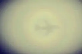视频｜自然奇观 飞机在万米高空的佛光中飞行图片