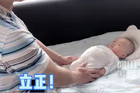 “退伍老兵爷爷早操式带娃”视频火了，网友：这爷孙俩也太可爱了图片