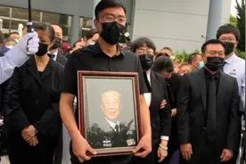 吴孟超院士出殡现场：众人含泪鞠躬齐喊“吴老走好”视频封面