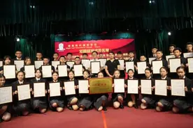 海南枫叶国际学校第三届“邓颖超班”命名图片