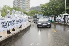 吴孟超灵车绕生前工作医院一周图片