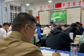 全天候陪伴！高三班主任将办公桌搬进教室 学生：有他在，心里更有底图片