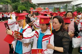 成人有礼 金榜题名 四川达州中学高三学子集中举行成人礼图片
