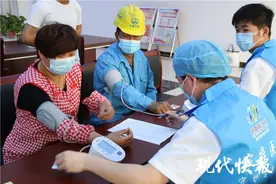 汛期关注血吸虫病防治，南京仙新路过江通道项目部为员工做免费检查图片