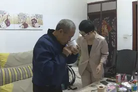 女儿是父亲小棉袄！45岁的女儿带着74岁的老爸去上班图片