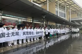 嘉定市民雨中夹道送别！吴老，一路走好图片