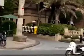 跷着二郎腿坐在车尾箱上！钦州一小伙这样骑车吓坏路人图片