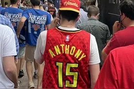 老鹰客场对阵尼克斯 一球迷身穿安东尼老鹰球衣现身图片