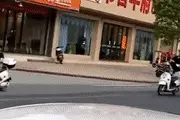 坐尾箱上跷着二郎腿！广西男子街上骑车“耍杂技”？结果悲剧了图片