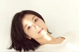 韩国女歌手金玉彬拍杂志写真展优雅迷人气质图片
