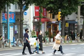 韩国将允许接种疫苗者户外摘口罩图片