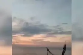 再现UFO？神秘锚状物体从天而降，坠入印尼海域图片