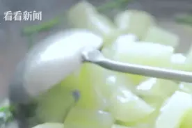 寻味上海｜王汝刚亲手做的夏日绝配美食：老黄瓜烧豆瓣图片