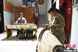 以琴结缘，制琴为业，泡桐促成的爱情如此浪漫图片