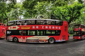 红色双层观光巴士驶上上海街头，它串起了这三个重要纪念馆图片
