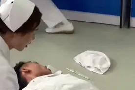 被医术耽误的演技！爆笑！喝水吃饭的网友请慎点…图片