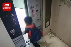 危险！熊孩子11次伸手阻挡电梯关门，最后一次，电梯“急眼”了图片