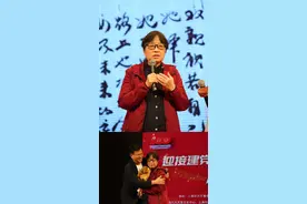 84岁全国劳模杨怀远带着他的扁担来了图片