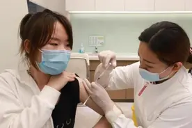 “三针”新冠肺炎疫苗来了！适合老年人接种图片