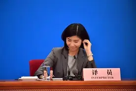 高能现场！张璐在大学讲座，即兴翻译一段新闻，全场喝彩图片