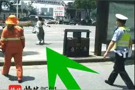女子骑电动车不戴头盔被查，对执法人员又抓又打，还扬言要“撞汽车自杀”图片