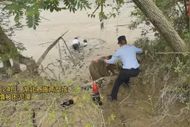 千钧一发！淤泥马上要淹没她时，警察来了图片