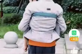 老奶奶把老伴拴背上一同散步，拍摄者：格外珍贵，年轻人间不多见图片