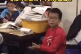 多少心酸一涌而出！小男孩边上学边照顾妹妹，得知考上重点中学后掩面而泣……图片