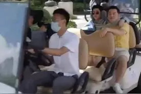 蔡徐坤三亚穿羽绒服，与沙溢穿短袖成鲜明对比图片