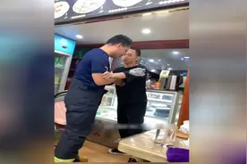 消防员深夜出警后吃宵夜被免单 第二天扛两袋大米回赠饭店老板图片