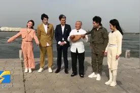 歌手简弘亦 刘至佳录制山东卫视《寻声记》改编《弹起我心爱的土琵琶》致敬荣光图片