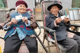 商丘宁陵百岁夫妻：相濡以沫的陪伴才是最长情的告白图片