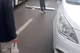 四川南充一公交司机开车疑突发疾病去世 车辆撞上路边多辆小车停下，无乘客受伤图片