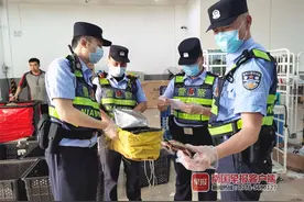 快递箱发出“沙沙”声并有异味，东兴民警打开一看：有情况图片
