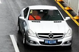 百万奔驰跑车被套牌，司机擅长钻小路，交警遇到了对手图片