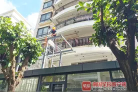 一楼业主占用公共绿地建“阳光房”，南宁市江南区组织人员拆除图片