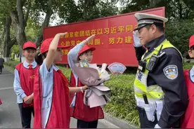 8名学生采访微笑护学交警孙巍，写下了这样的感言图片