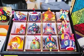 花香中藏药香，生肖香囊藏进盲盒 老字号玩 出新国潮图片