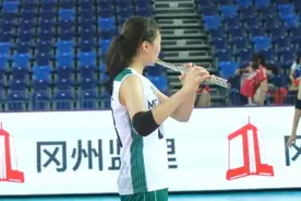 澳门女排青年队小将用长笛吹奏国歌，网友：这个声音听着就让人骄傲图片