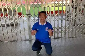 盲人球迷胡华健看台上“听”德比急出汗，申花精神让他爱上球队，视莫雷诺为英雄图片