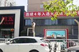 郑州15棵法国梧桐被灌农药后濒死，知名餐厅员工干的！公司深夜致歉，网友不买账图片