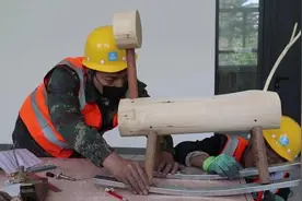 建筑工人用废角料为儿子做木马：儿童节礼物，给他个惊喜视频封面
