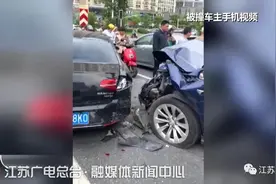 事发南京！特斯拉路口突然加速，连撞四车图片