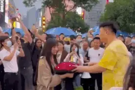 跟踪尾随十多天后，还对她当街表白，说是命中注定？！网友细扒后发现惊天大反转图片