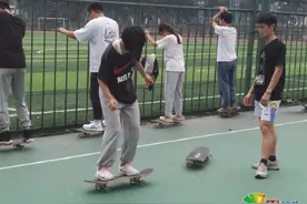 滑板运动进课堂！四川一高校开设极限运动必修课图片