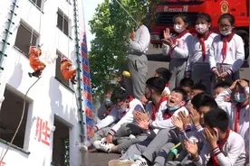 小学生们进消防队参观目不转睛，惊呼“这才是蜘蛛侠”视频封面