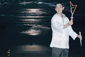 肖战夜幕下海边开心玩泡泡灿笑天真，网友祝其“六一儿童节快乐”图片