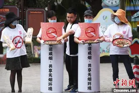 迎世界无烟日 重庆小朋友劝戒行动用糖换烟图片